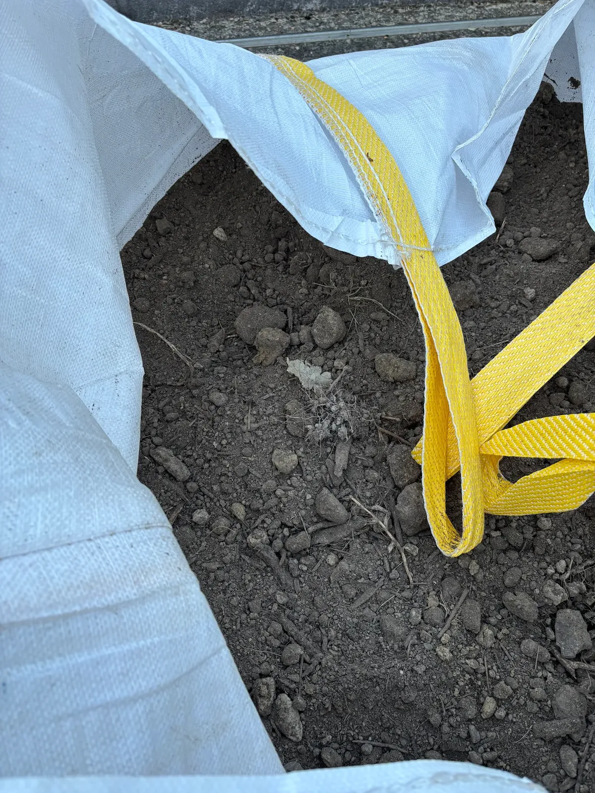 Terre végétale dans le big bag reçu par Gaëtan de Traversay