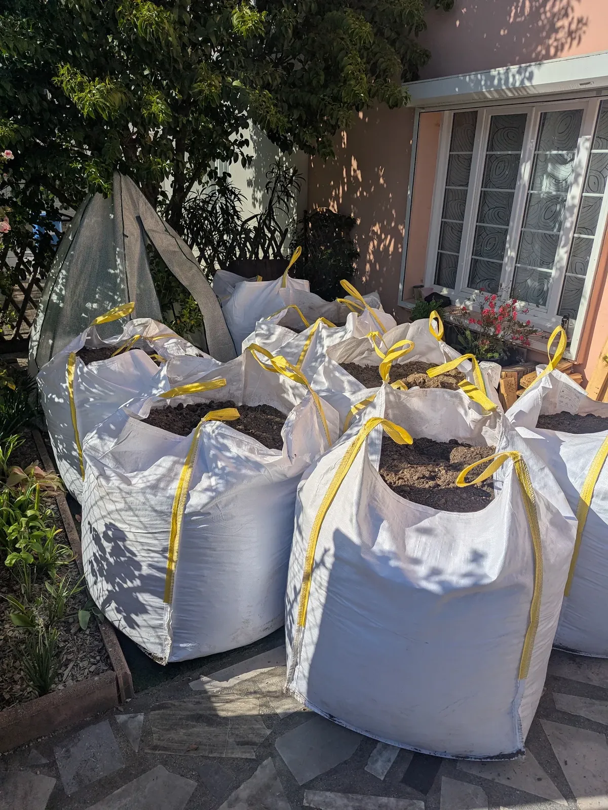 Big bags livrés dans le jardin de Marie Bonnafous