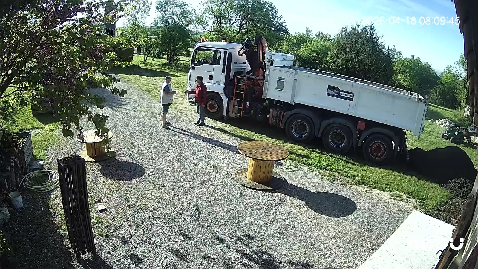 Camion benne grue SolPur lors d'une livraison client près de Toulouse