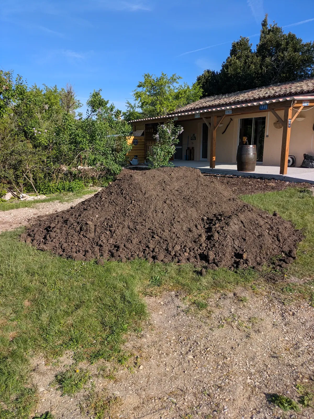 Terre végétale livrée dans le jardin de Philippe Crosnier